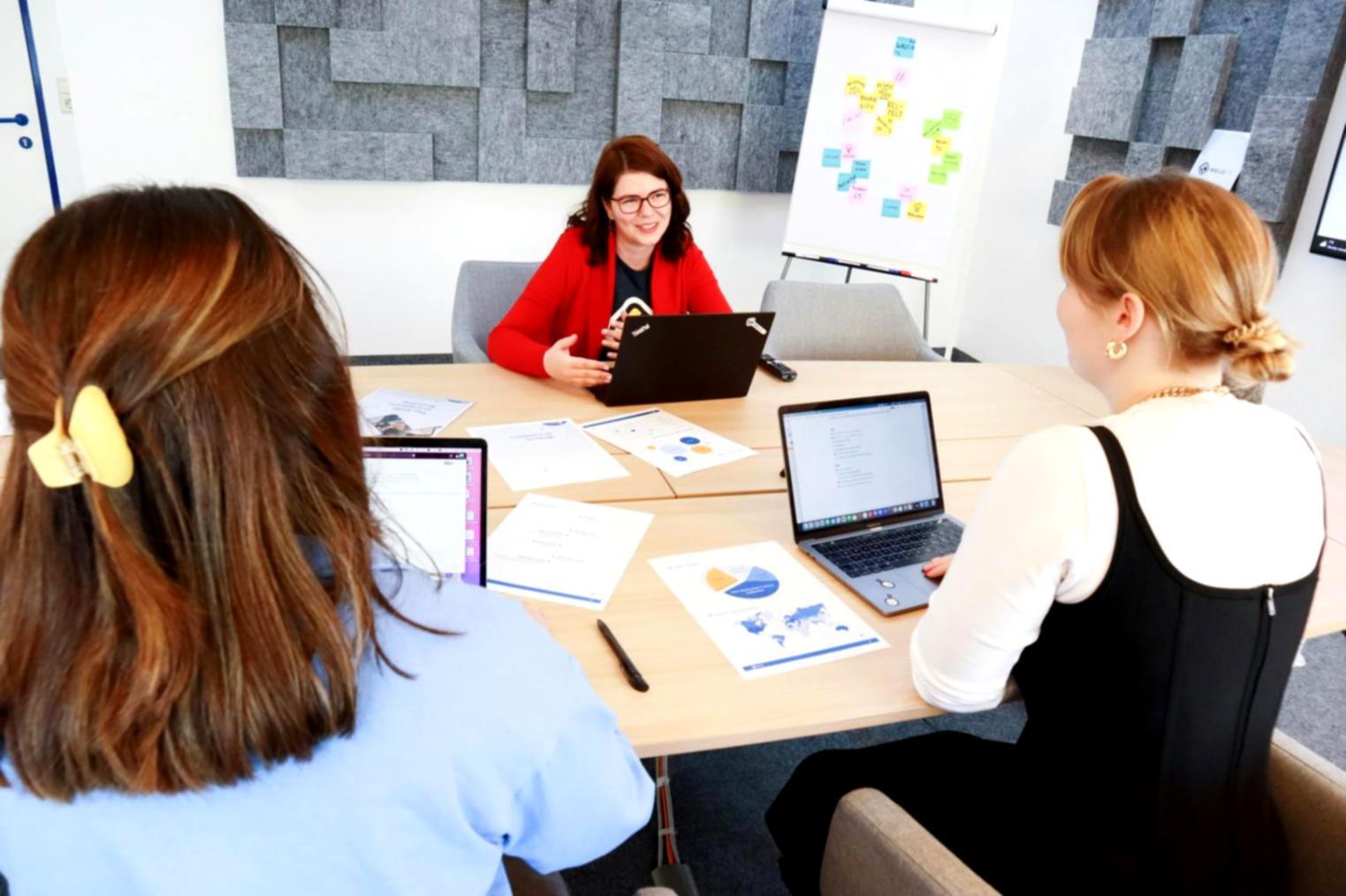 Grupo de personas en taller de mentalidad financiera